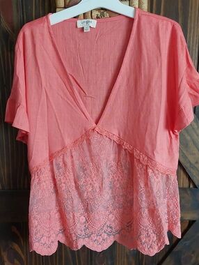 Umgee NWOT Sz M Coral Lace-Trim V-Neck Top